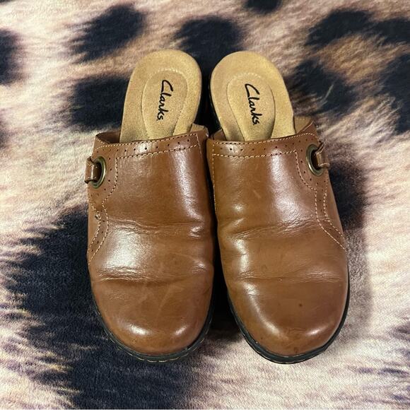 Clarks Lighter Brown Leather Slip On Clogs Women's Size 6.5 Backless Easy On - Picture 1 of 9